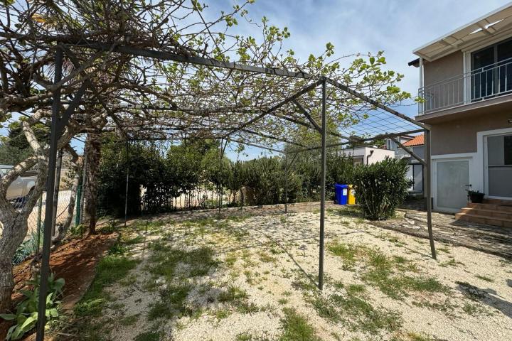 Istra, Peroj, apartmanska kuća sa garažom, vrtom i pogledom na more, prilika