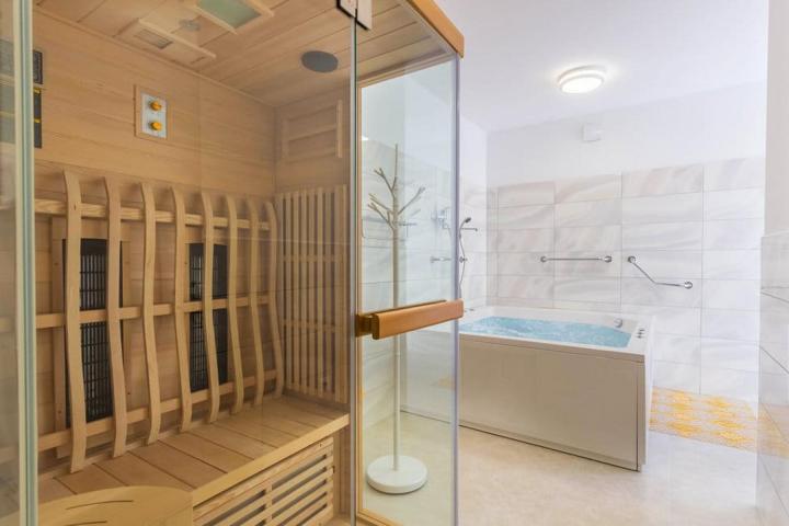 Zagvozd, odlična dvokatnica sa saunom i bazenom