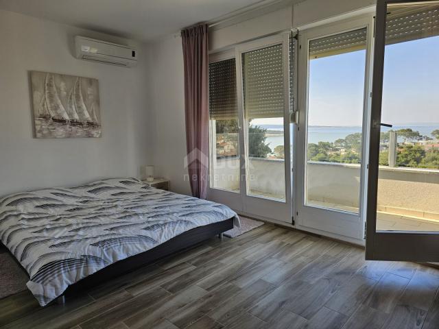 RAB ISLAND, BANJOL - Two-story apartment with garage 200m from the sea