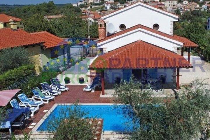 Višnjan, beautiful house with swimming pool and outdoor grill