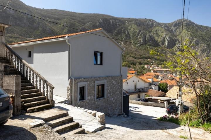 Kuća sa pogledom na more i kotorski Stari grad