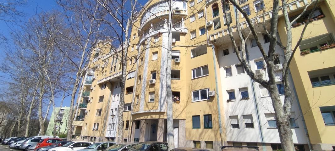 ul. Braće Jerković, novije žute zgrade iz 1996, CG, lift .. 