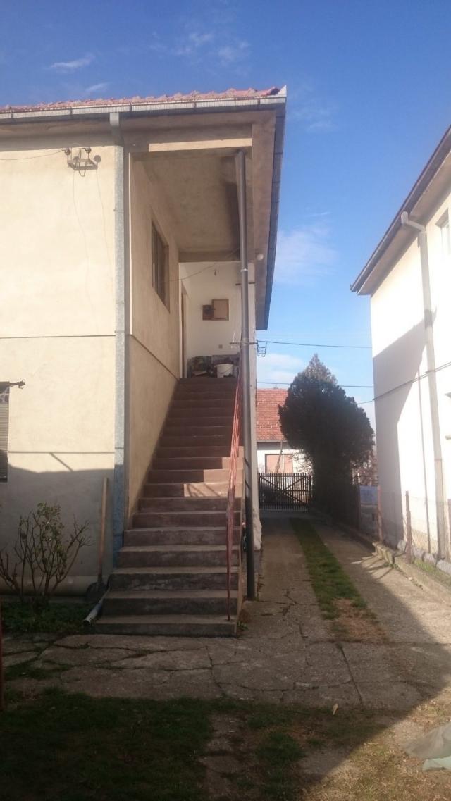 Prodaje se porodična kuća u Pivari