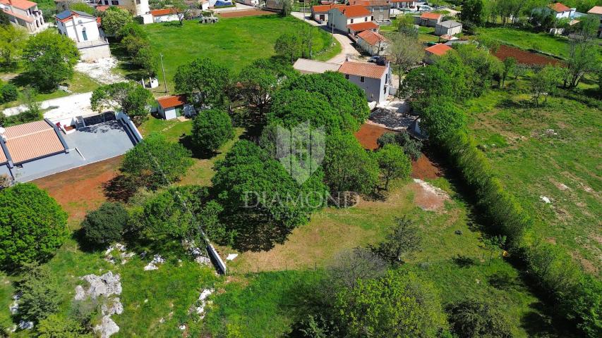 Barban, jug Istre, imanje sa kućom i 3 pomoćna objekta