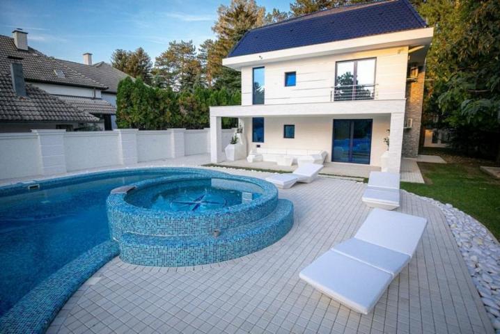 Palić-fantastična uknjižena kuća sa bazenom
