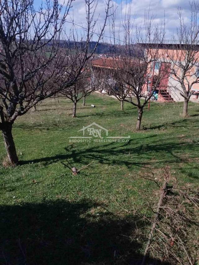 Gornji Milanovac, vikendica u naselju Nevade, 47m2 na 14 ari placa ID#1315
