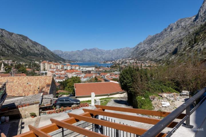 Prodaja kuce u Kotoru - sa pogledom na more i Stari grad