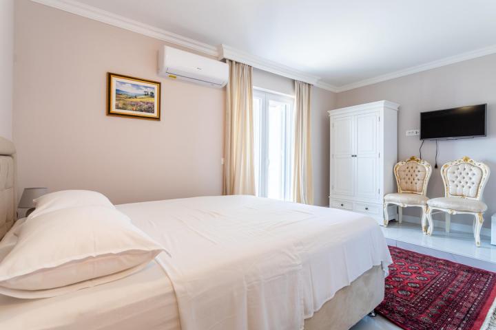 Zadar, Diklo, luksuzno poslovna stambena vila-hotel NKP 485M2 s unutarnjim i vanjskim bazenom