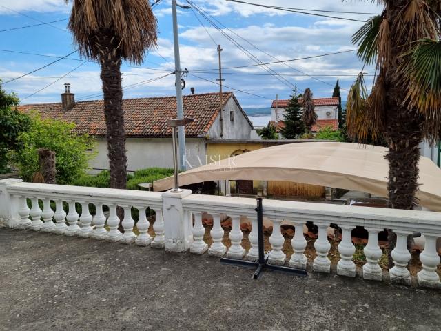 Crikvenica - house in the center, 100m2, 2 parking spaces