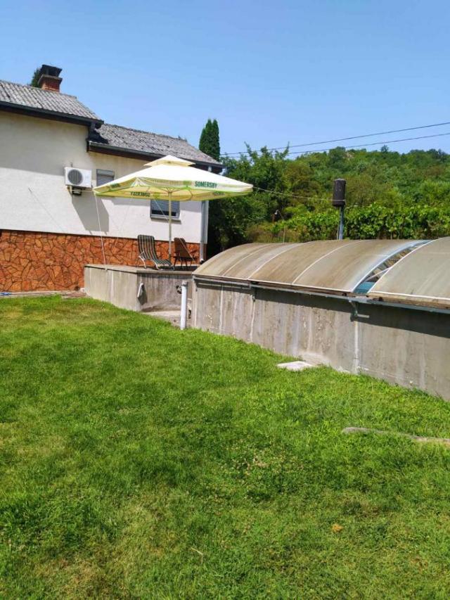 Kuća sa bazenom u vikend naselju Šutevac
