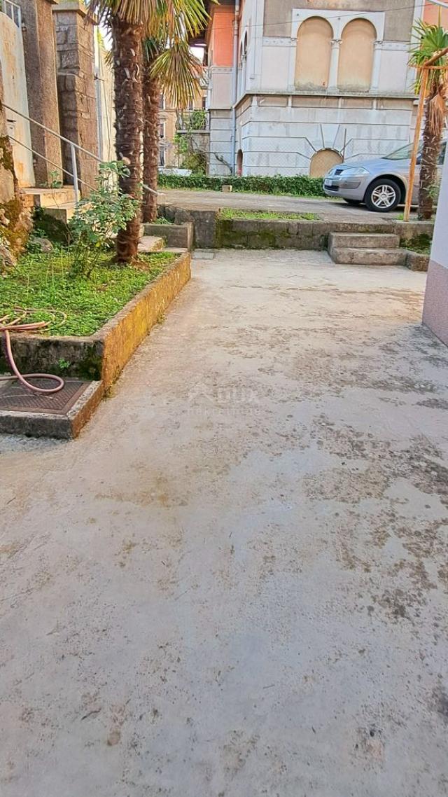 RIJEKA - wider center, 1/2 house with garden and parking space
