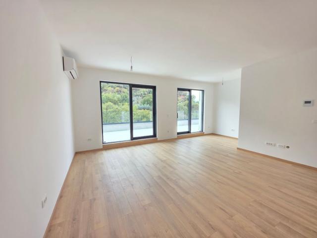 Prodaja dvosobnog stana 108m² u novogradnji sa pogledom na more, parkingom i oslobođenjem od poreza 