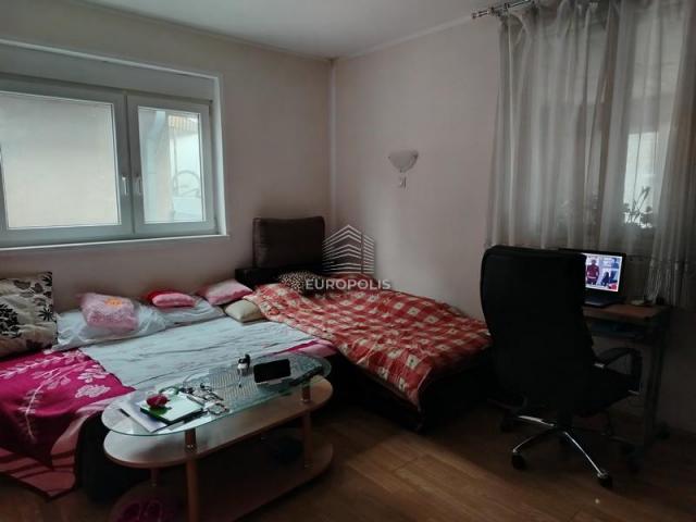 Hitno! Namešten trosoban stan 69+8m2 sa dvorištem ID#7400