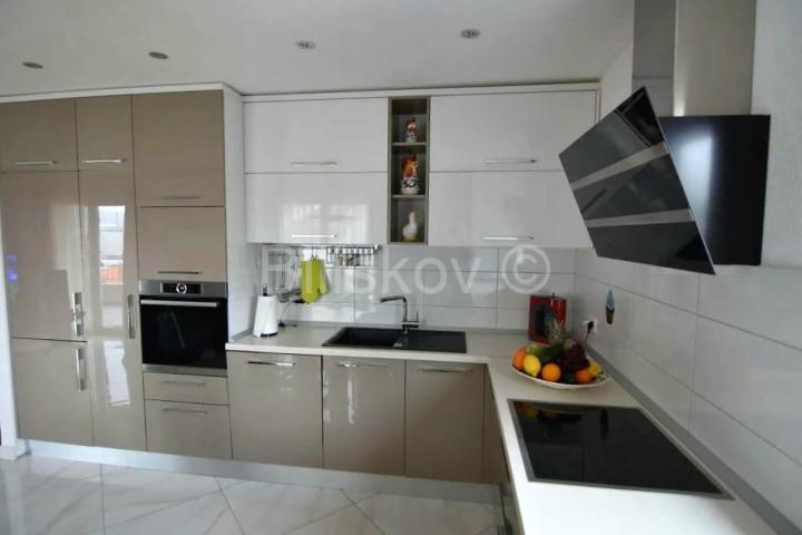 Okrug Gornji, apartmanska kuća s otvorenim pogledom