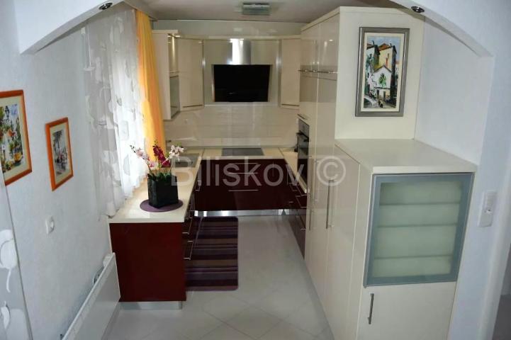 Okrug Gornji, apartmanska kuća s otvorenim pogledom