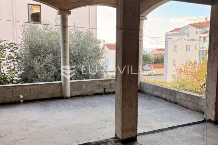 Zadar, Diklo – Kuća u roh-bau fazi s 6 stambenih jedinica i otvorenim pogledom na more
