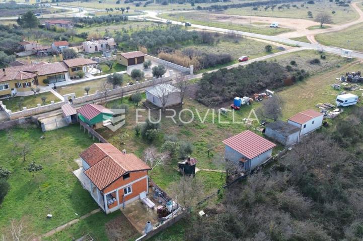 Istra, Pula, atraktivno zemljište s dva ucrtana objekta u završnoj fazi legalizacije
