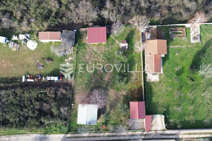 Istra, Pula, atraktivno zemljište s dva ucrtana objekta u završnoj fazi legalizacije