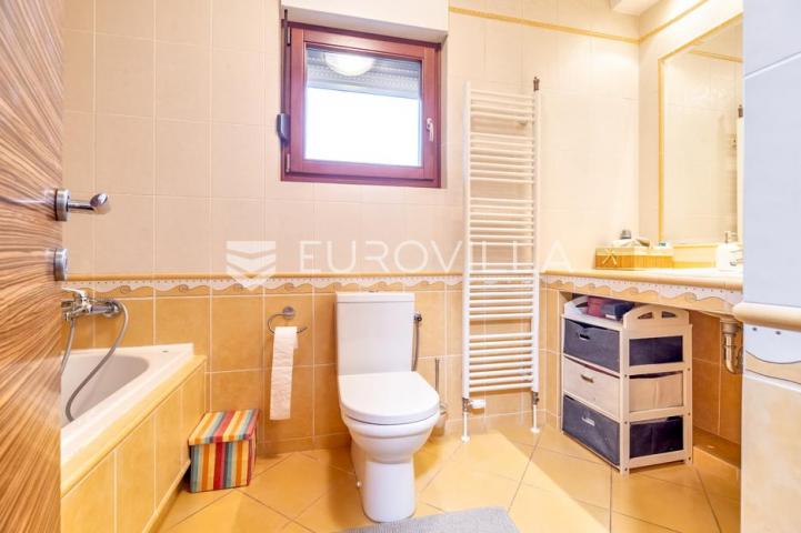 Samobor, Perivoj, luksuzna obiteljska kuća BRP 400 m2 na zemljištu od 1.680 m2 s bazenom