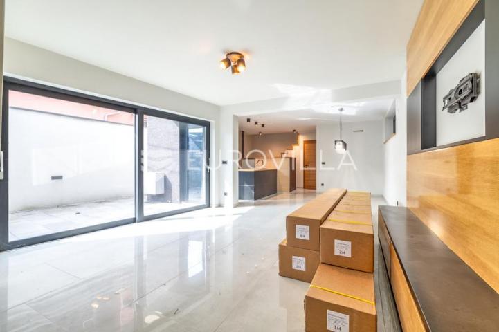 Samobor, centar, kuća površine 144 m²