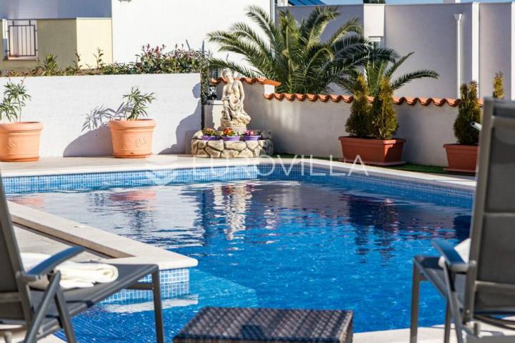 Medulin, luksuzna vila s bazenom i velikom uređenom okućnicom 1050 m2, 300 m od plaže