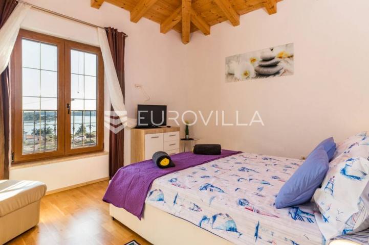 Medulin, luksuzna vila s bazenom i velikom uređenom okućnicom 1050 m2, 300 m od plaže
