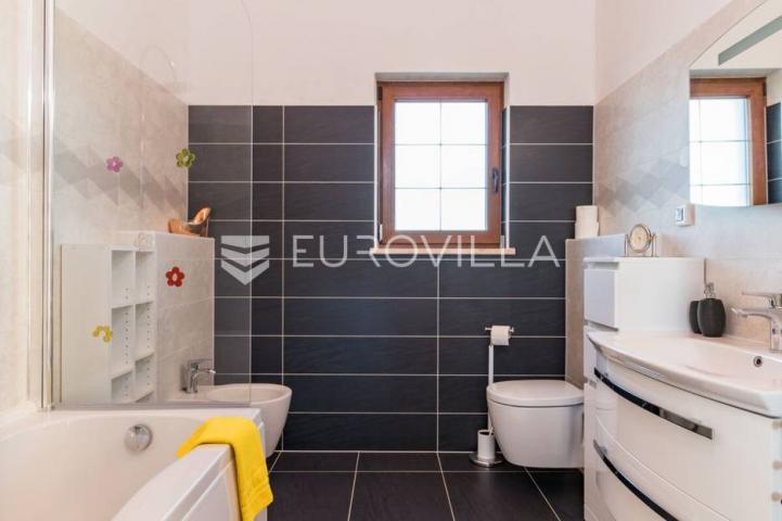 Medulin, luksuzna vila s bazenom i velikom uređenom okućnicom 1050 m2, 300 m od plaže