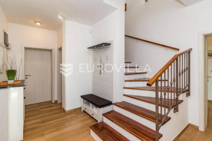 Medulin, luksuzna vila s bazenom i velikom uređenom okućnicom 1050 m2, 300 m od plaže