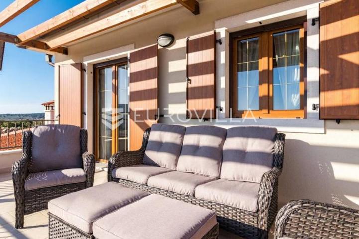 Medulin, luksuzna vila s bazenom i velikom uređenom okućnicom 1050 m2, 300 m od plaže