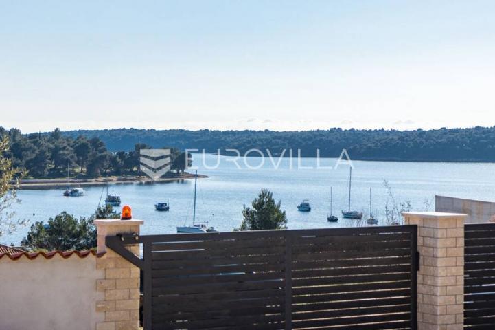 Medulin, luksuzna vila s bazenom i velikom uređenom okućnicom 1050 m2, 300 m od plaže
