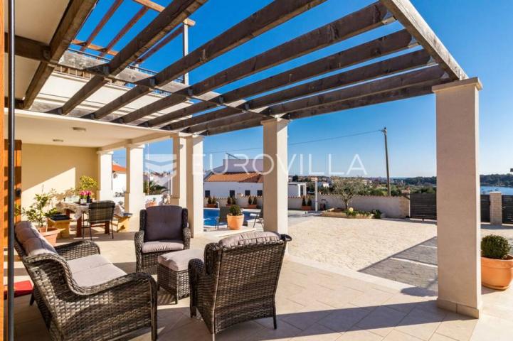 Medulin, luksuzna vila s bazenom i velikom uređenom okućnicom 1050 m2, 300 m od plaže