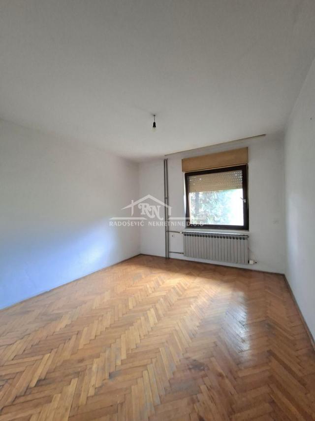 Kaluđerica, uknjižena kuća sa 4 stana,474m2,10ari ID#1556