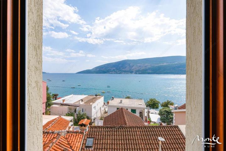 Stan sa 1 spavaćom sobom i panoramskim pogledom na more 2 koraka od mora, Herceg Novi