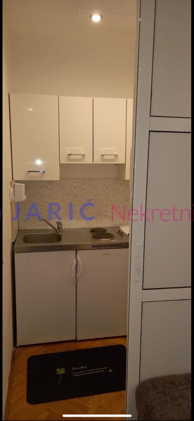 Stan 25m2  u apart zgradi sa recepcijom , kratkoročno izdavanje 50e/dan
