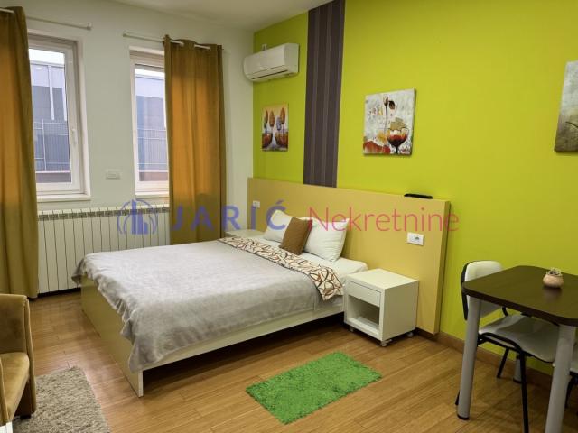 Stan 25m2  u apart zgradi sa recepcijom , kratkoročno izdavanje 50e/dan