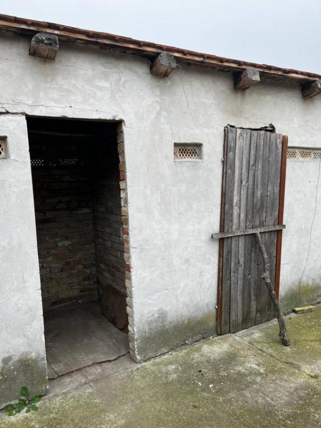 KUĆA, ČVRSTE GRADNJE U BEZDANU!!!