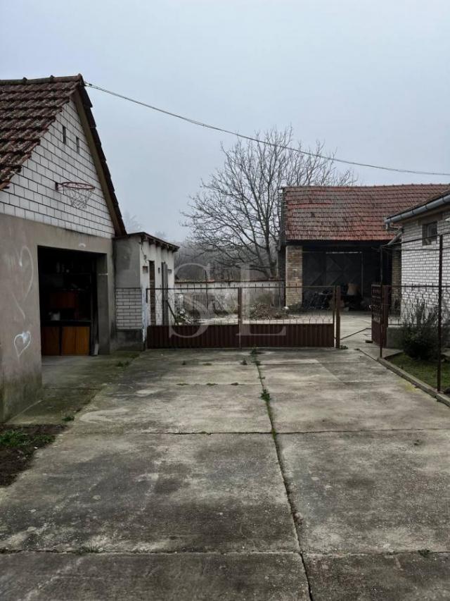 KUĆA, ČVRSTE GRADNJE U BEZDANU!!!