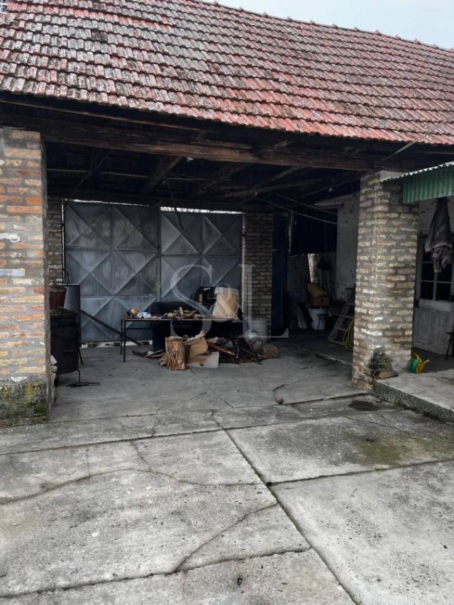 KUĆA, ČVRSTE GRADNJE U BEZDANU!!!