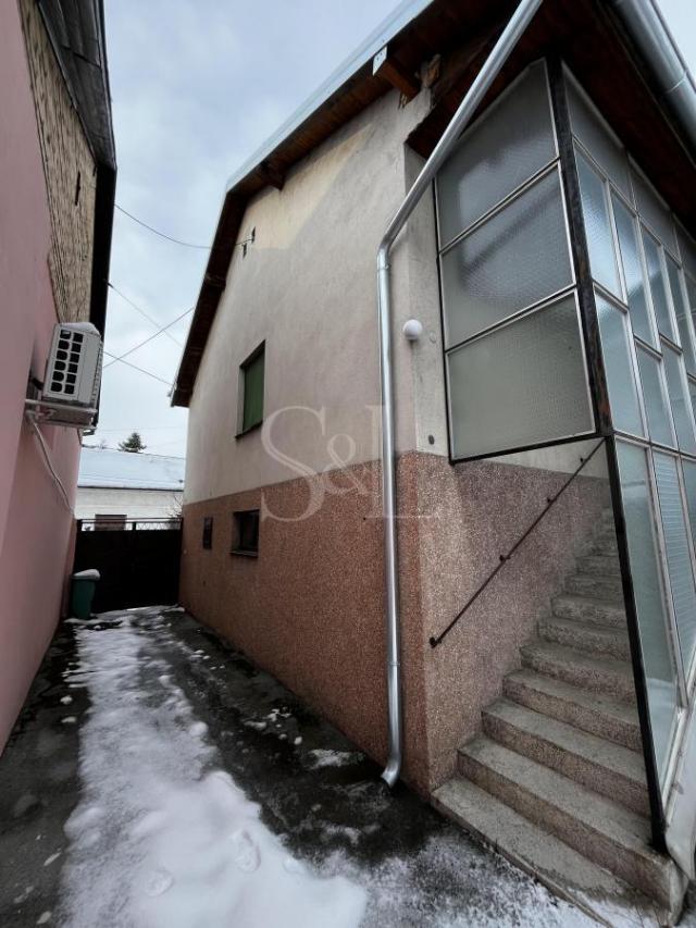 ŠIRI CENTAR – KUĆA SA VELIKIM PLACEM I GARAŽOM!!!