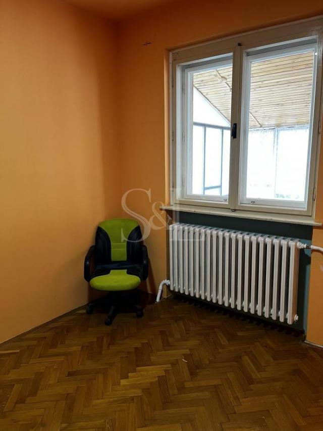 ŠIRI CENTAR – KUĆA SA VELIKIM PLACEM I GARAŽOM!!!
