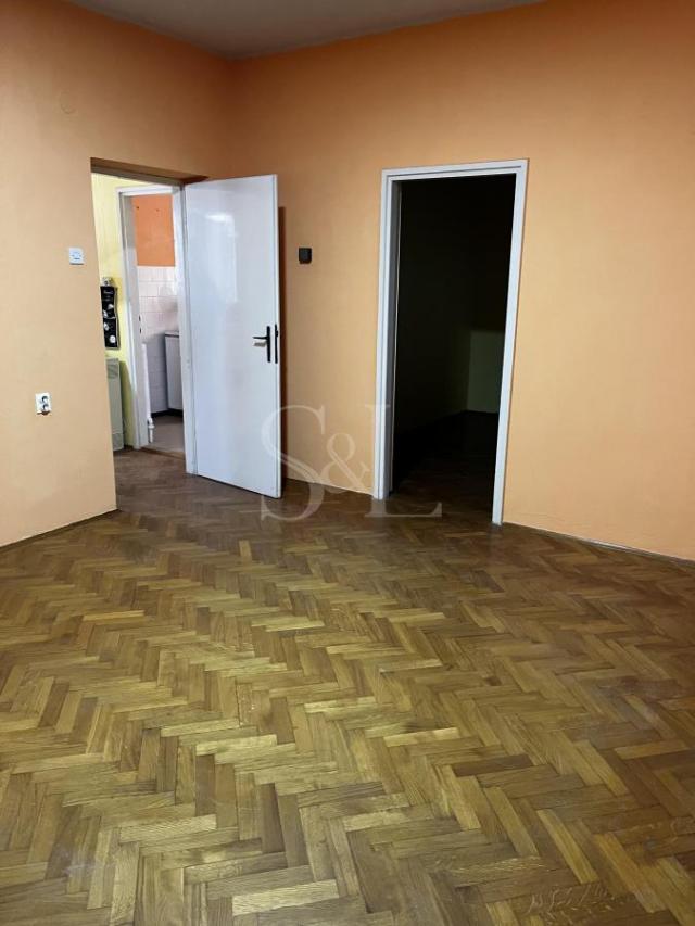 ŠIRI CENTAR – KUĆA SA VELIKIM PLACEM I GARAŽOM!!!