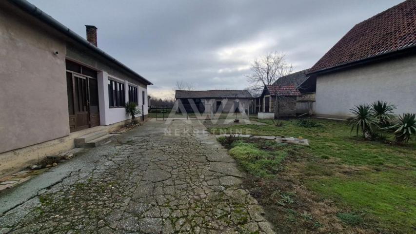 Na prodaju kuća u Čonoplji – veliko domaćinstvo na placu od oko 2.600 m²