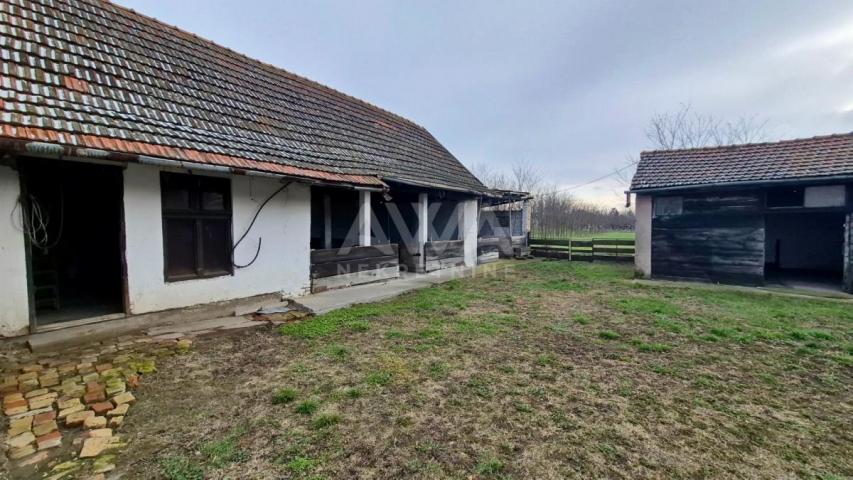 Na prodaju kuća u Čonoplji – veliko domaćinstvo na placu od oko 2.600 m²