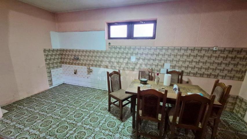 Na prodaju kuća u Čonoplji – veliko domaćinstvo na placu od oko 2.600 m²