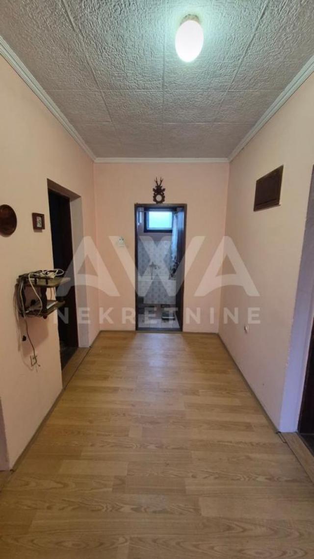 Na prodaju kuća u Čonoplji – veliko domaćinstvo na placu od oko 2.600 m²