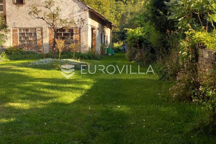 Samobor, kuća s velikim zemljištem i gospodarskim objektima na parceli 1578 m²