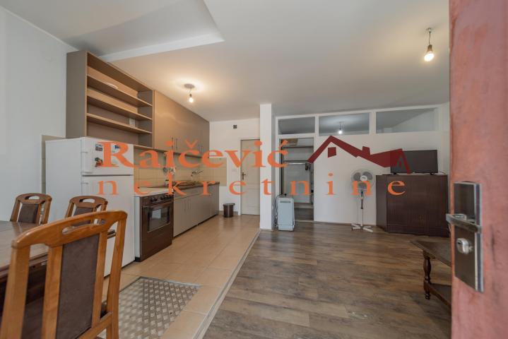 ZEMUN GORNJI GRAD 41m2 , 350e