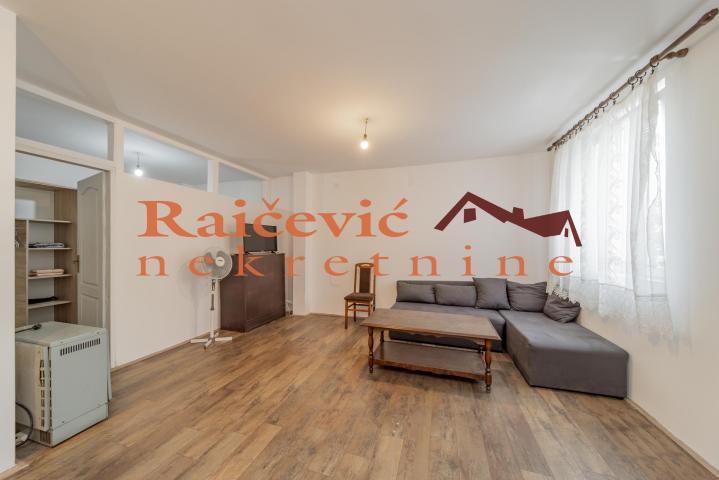 ZEMUN GORNJI GRAD 41m2 , 350e