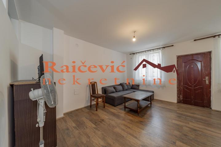 ZEMUN GORNJI GRAD 41m2 , 350e