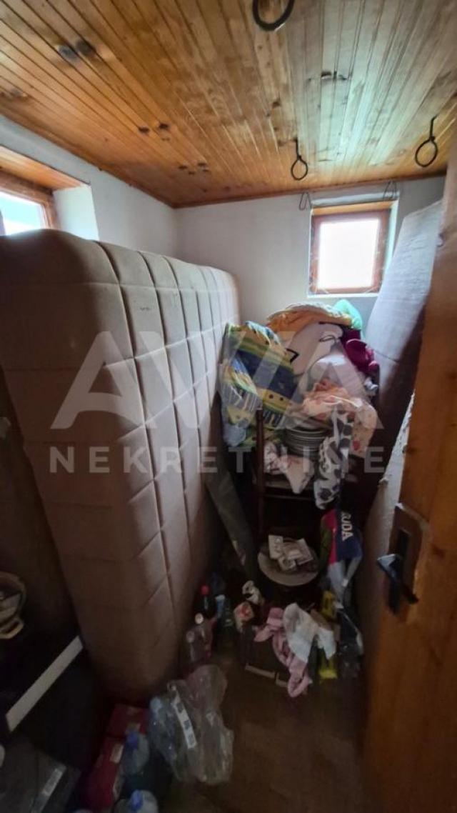 Lugovo – dvojna kuća sa započetim renoviranjem